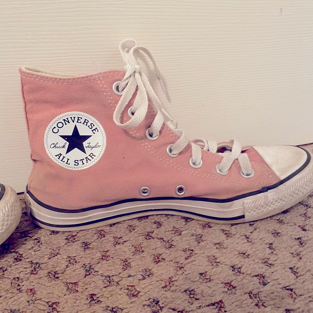 Pink Converse 
Size 7.5 Women’s
Size 5.5 Mens